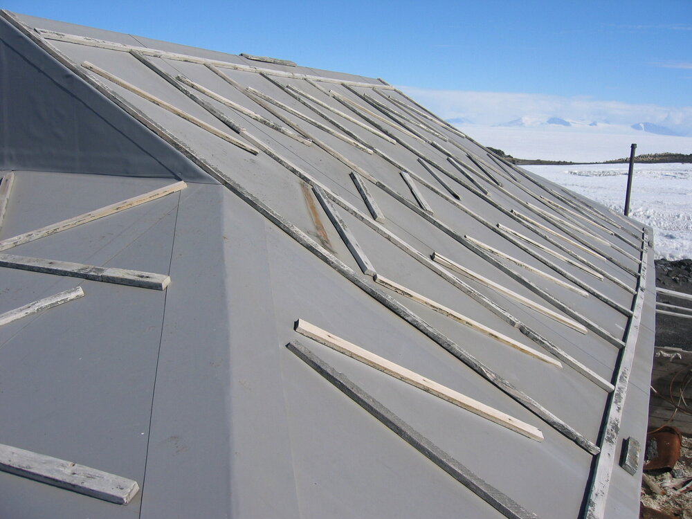 2005-06 Shackleton's 'Nimrod' hut, North roof before work (002)