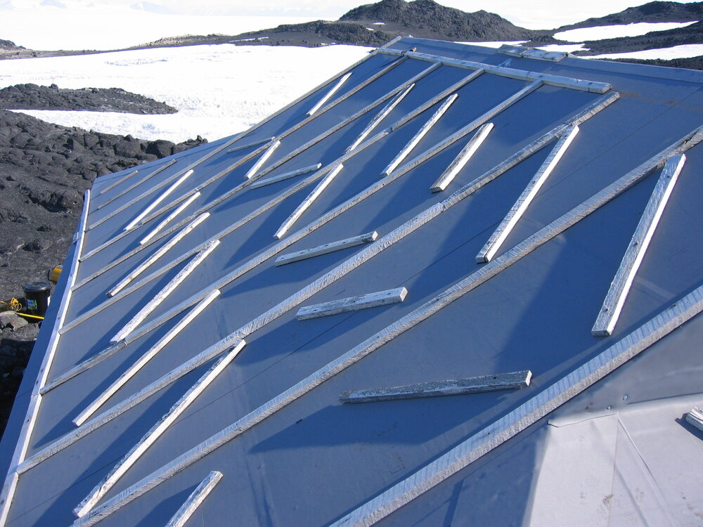 2005-06 Shackleton's 'Nimrod' hut, South roof before work (001)