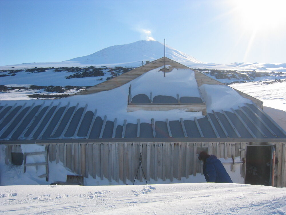 2006 Snow build-up, Scott's 'Terra Nova' hut, Cape Evans (001)