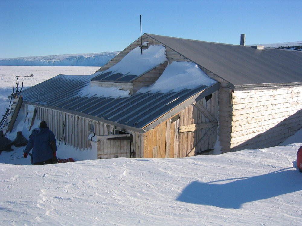 2006 Snow build-up, Scott's 'Terra Nova' hut, Cape Evans (003)