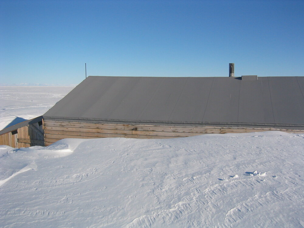 2006 Snow build-up, Scott's 'Terra Nova' hut, Cape Evans (005)