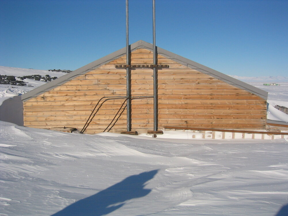 2006 Snow build-up, Scott's 'Terra Nova' hut, Cape Evans (010)
