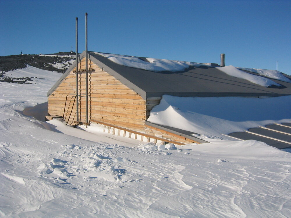 2006 Snow build-up, Scott's 'Terra Nova' hut, Cape Evans (011)