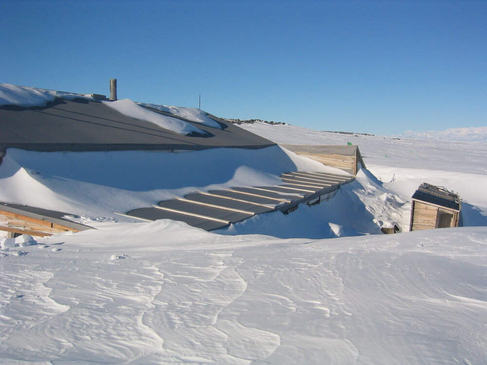 2006 Snow build-up, Scott's 'Terra Nova' hut, Cape Evans (012)