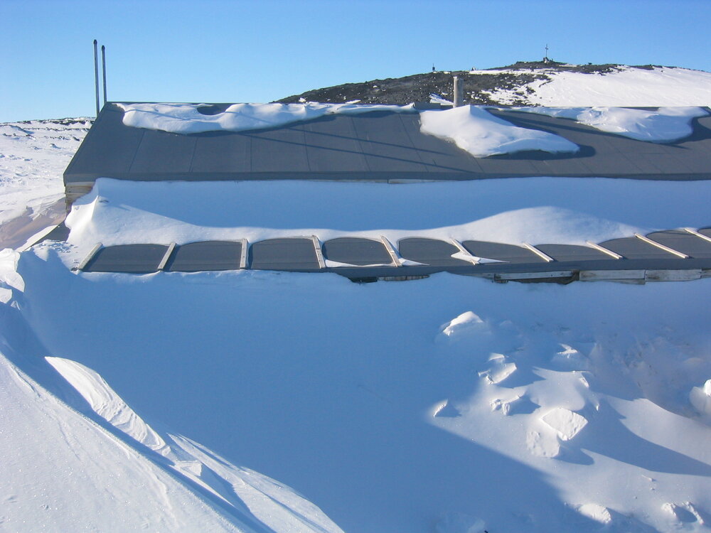 2006 Snow build-up, Scott's 'Terra Nova' hut, Cape Evans (013)