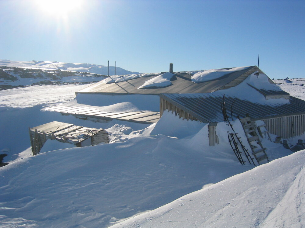 2006 Snow build-up, Scott's 'Terra Nova' hut, Cape Evans (016)