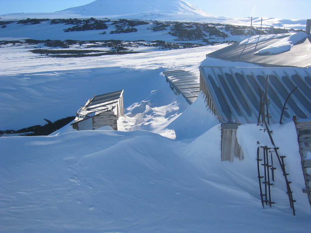 2006 Snow build-up, Scott's 'Terra Nova' hut, Cape Evans (017)