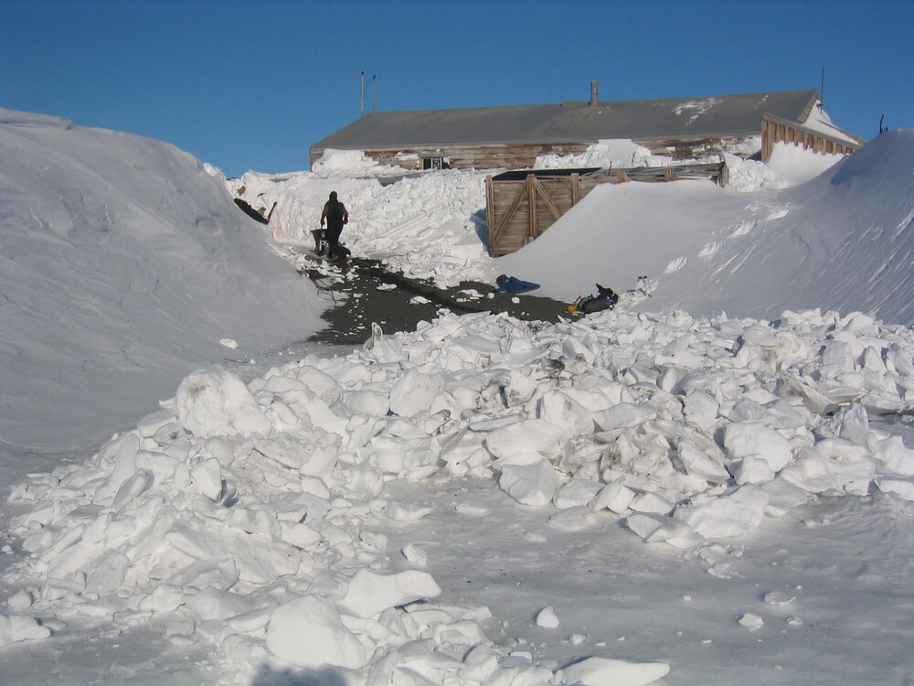 2006 Al Fastier clearing snow at Cape Evans (004)