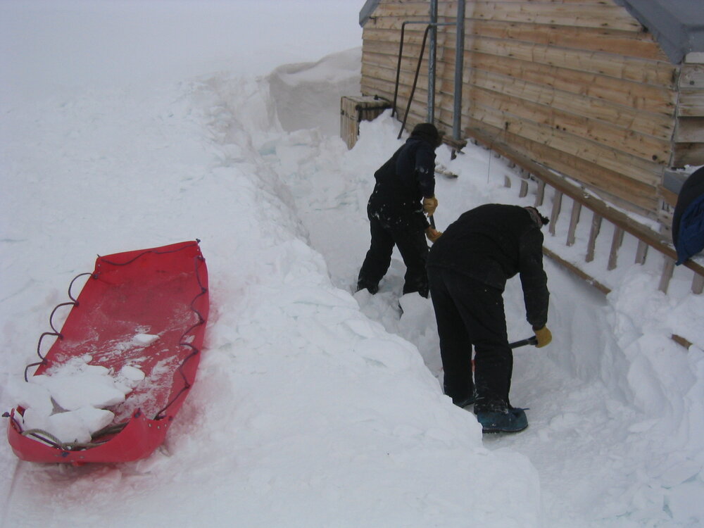 2006 Al Fastier and Robert Clendon clearing snow at Cape Evans (002)