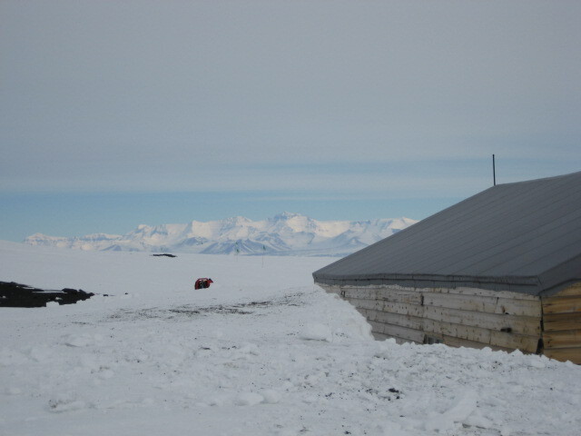 2006 Snow build-up, Scott's 'Terra Nova' hut, Cape Evans (002)