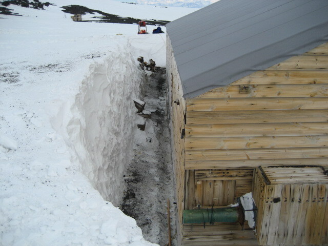 2006 Snow build-up, Scott's 'Terra Nova' hut, Cape Evans (003)