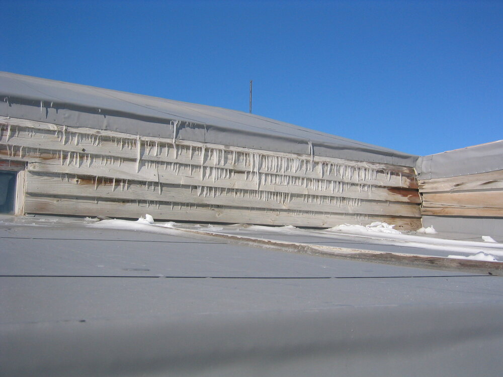 2006 Snow build-up, Scott's 'Terra Nova' hut, Cape Evans (001)