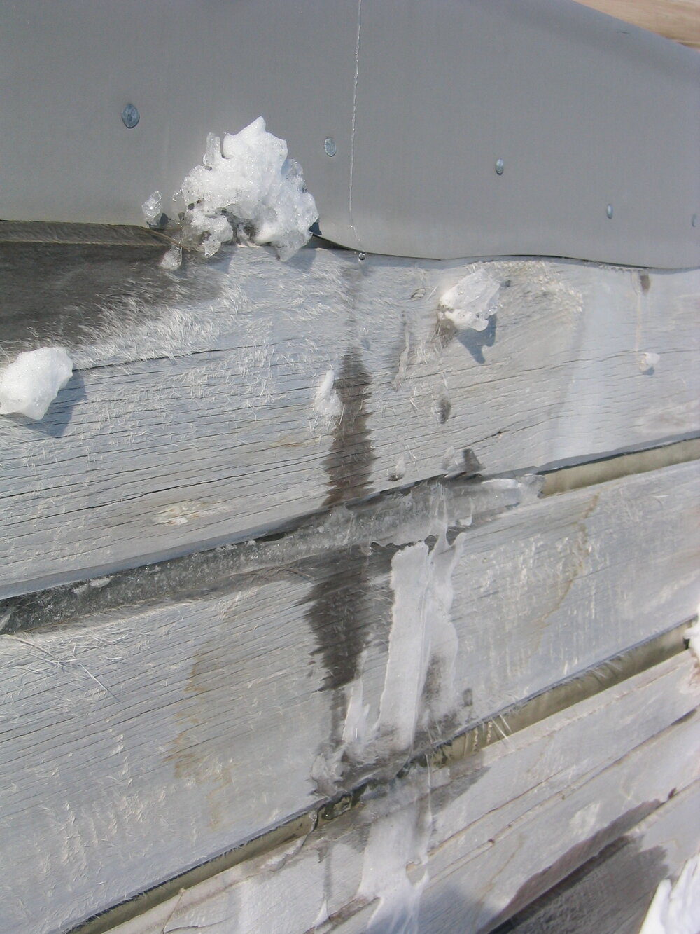 2006 Snow build-up, Scott's 'Terra Nova' hut, Cape Evans (002)