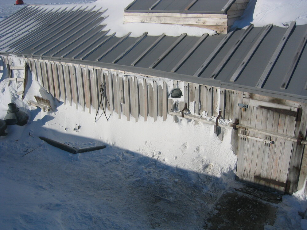 2006 Snow build-up, Scott's 'Terra Nova' hut, Cape Evans (004)