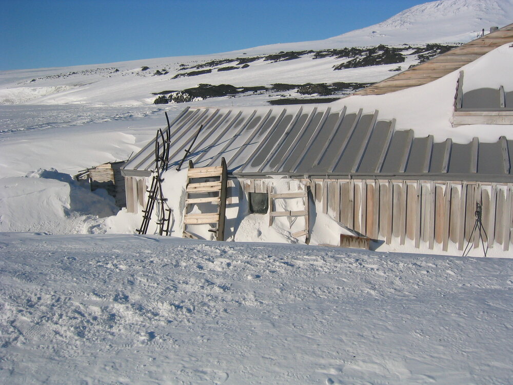2006 Snow build-up, Scott's 'Terra Nova' hut, Cape Evans (006)