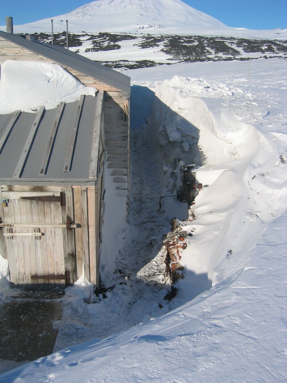 2006 Snow build-up, Scott's 'Terra Nova' hut, Cape Evans (007)