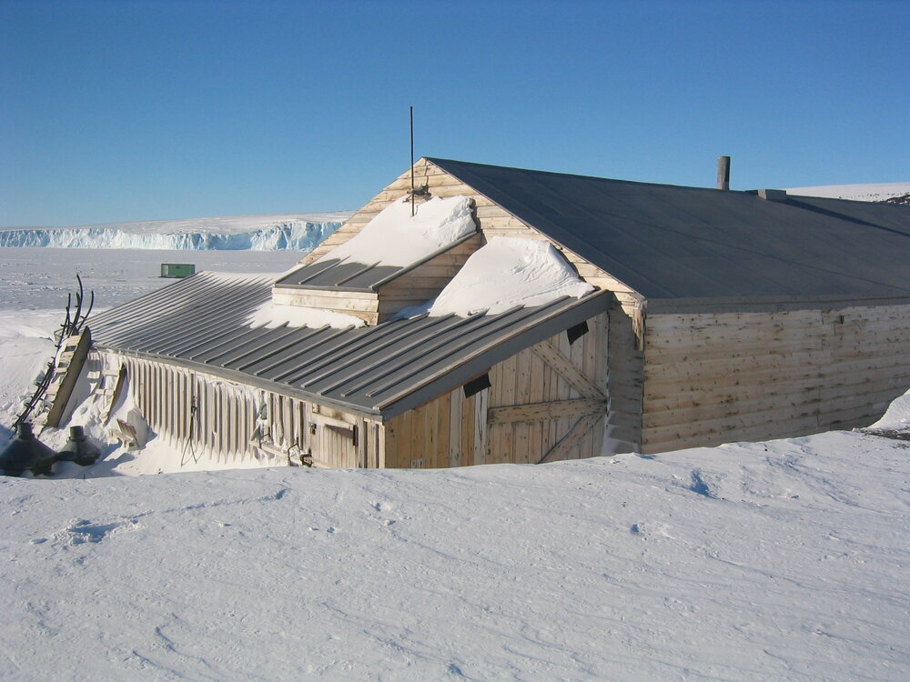 2006 Snow build-up, Scott's 'Terra Nova' hut, Cape Evans (008)