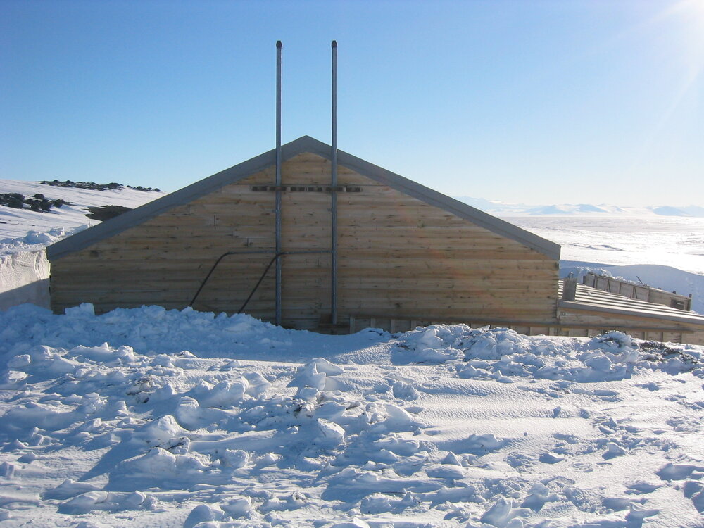 2006 Snow build-up, Scott's 'Terra Nova' hut, Cape Evans (013)
