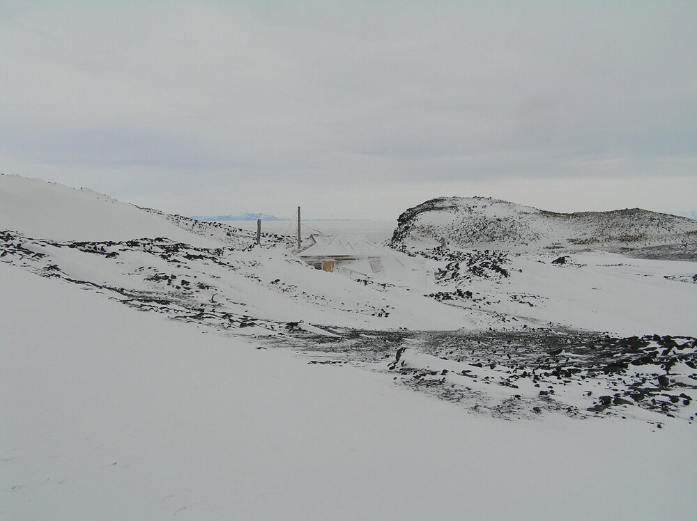 Shackleton's 'Nimrod' hut camouflaged in the landscape (003)