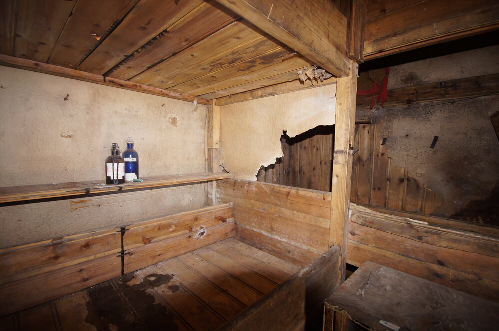 2015-16 Bernacchi's bunk, Borchgrevink's Living hut (003)