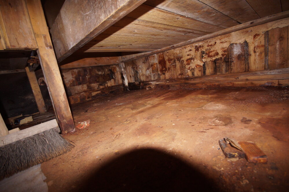 2015-16 Floor under Evans' bunk, Borchgrevink's Living hut (001)