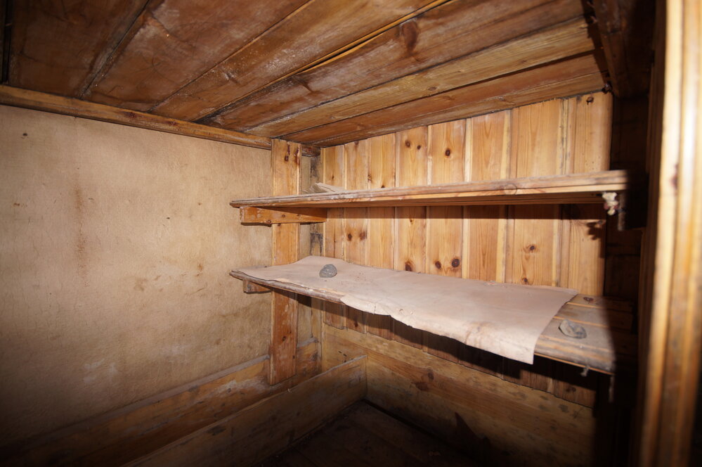 2015-16 Hanson's bunk, Borchgrevink's Living hut (005)
