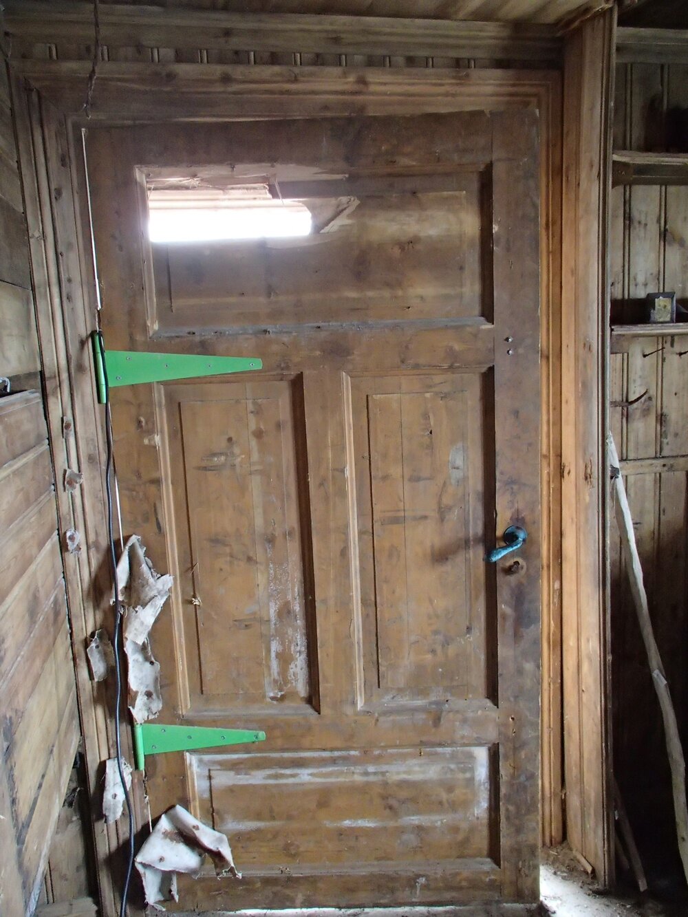 2015-16 Inner door, Borchgrevink's Living hut (004)