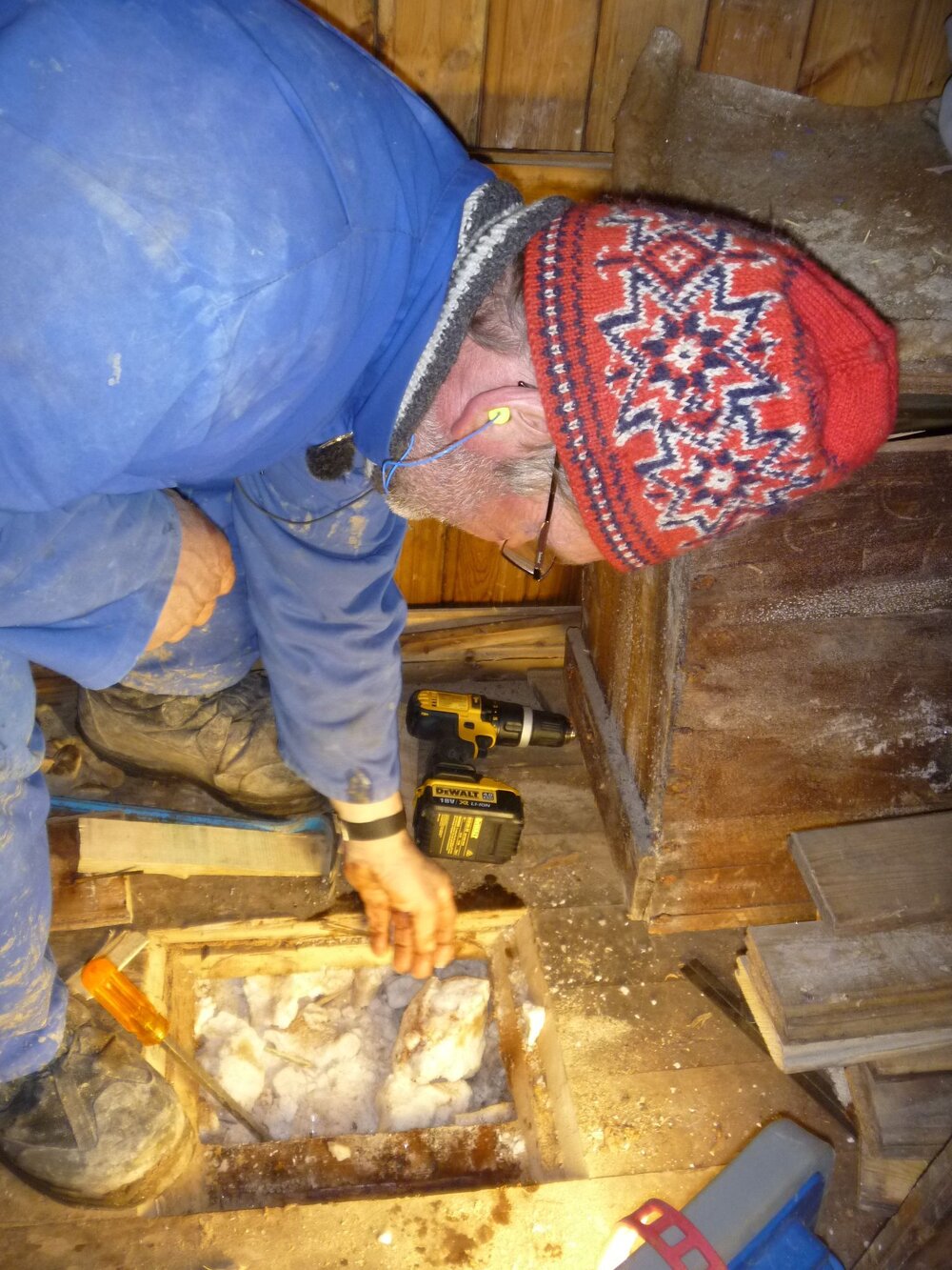 2015-16 Torbj&Atilde;&cedil;ern Prytz inspecting floor