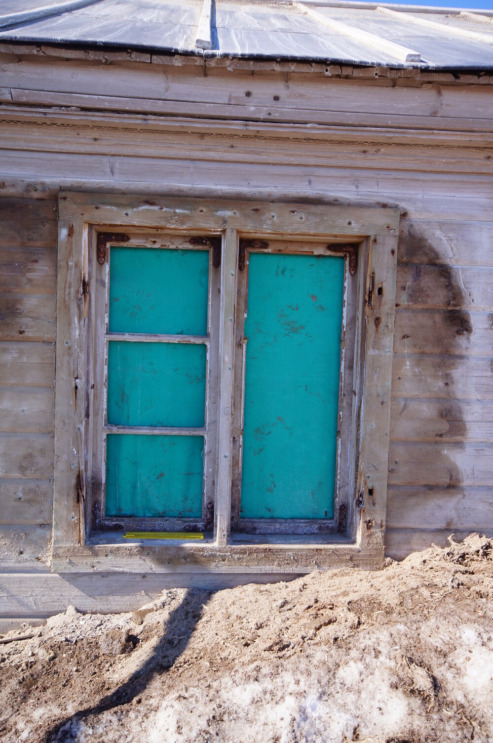 2015-16 West window, Borchgrevink's Living hut (004)