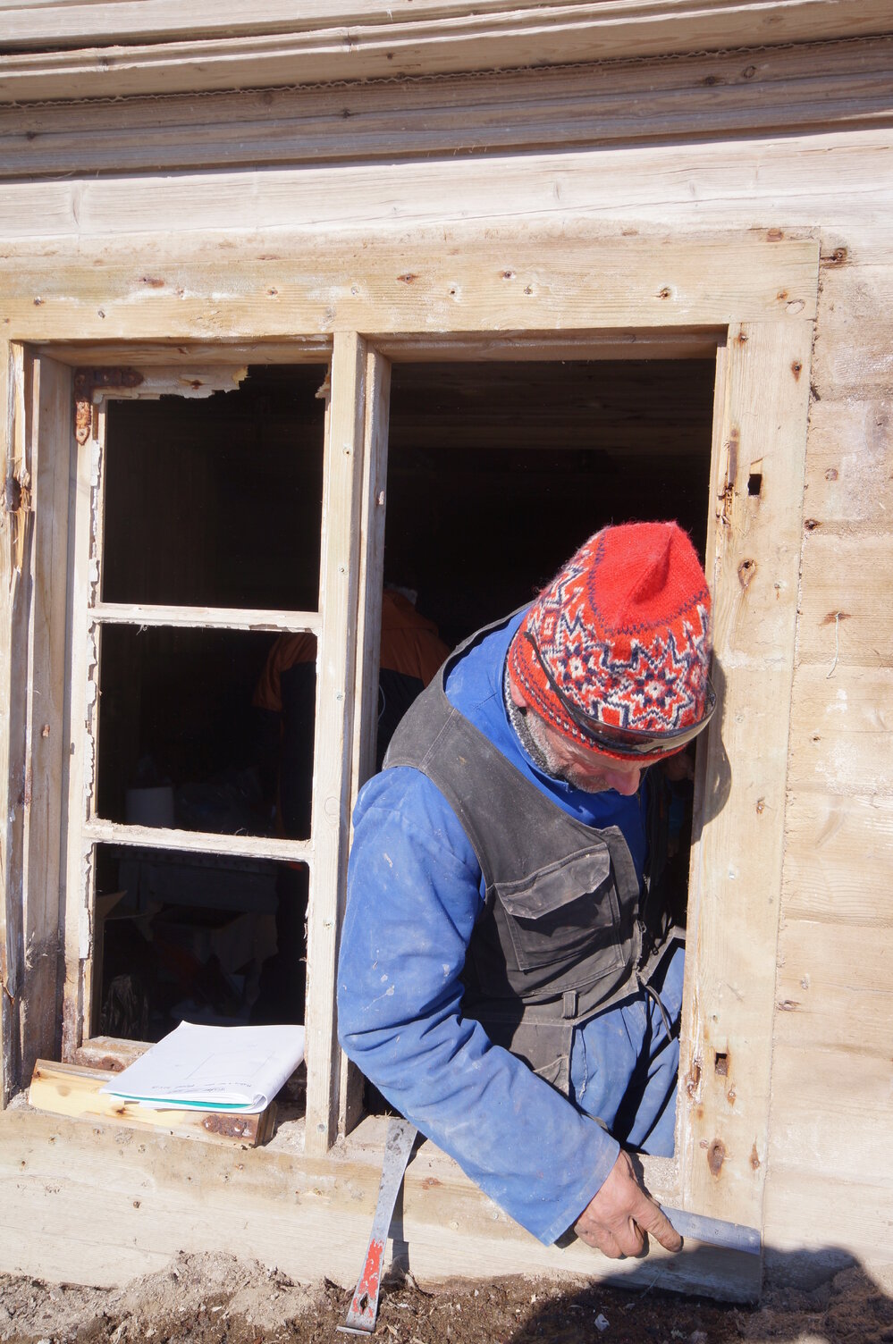 2015-16 Torbj&Atilde;&cedil;ern Prytz working on window
