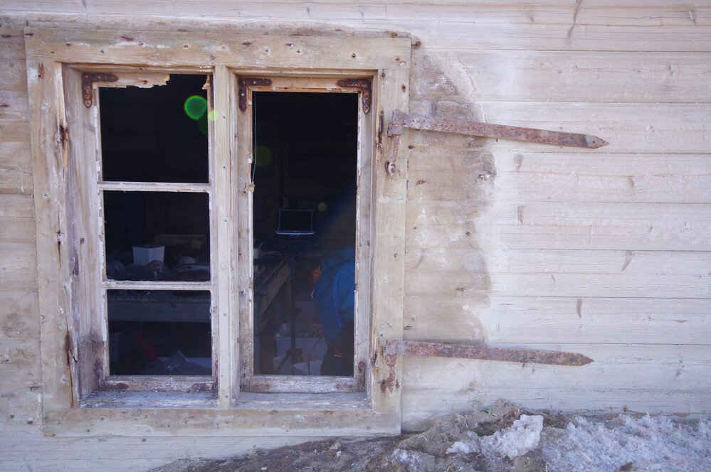 2015-16 West window, Borchgrevink's Living hut (010)
