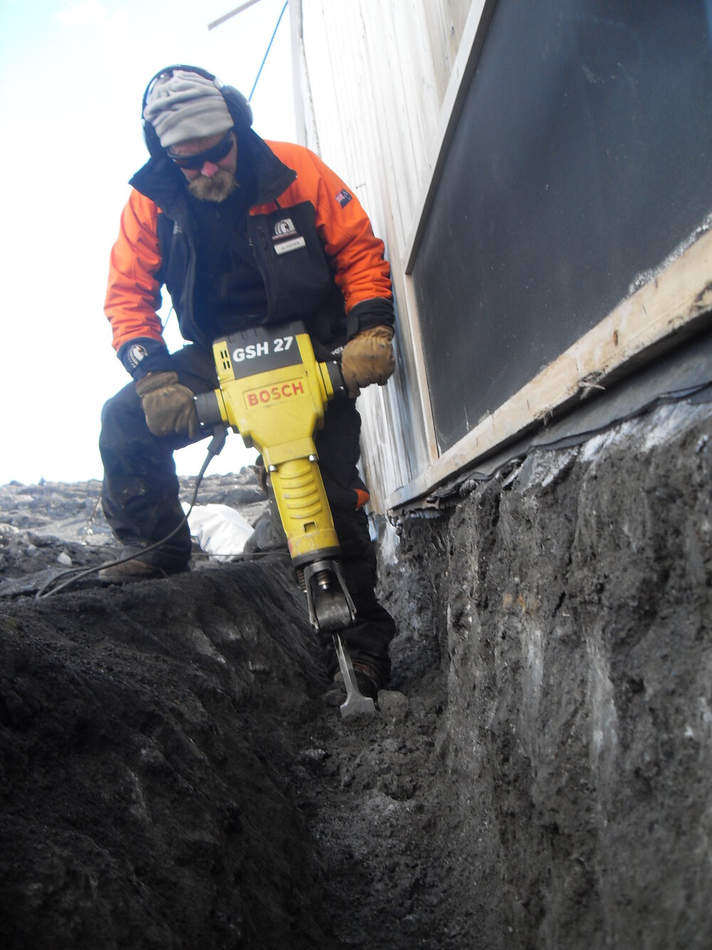 2010-11 Al Fastier digging a trench around Shackleton's 'Nimrod' hut