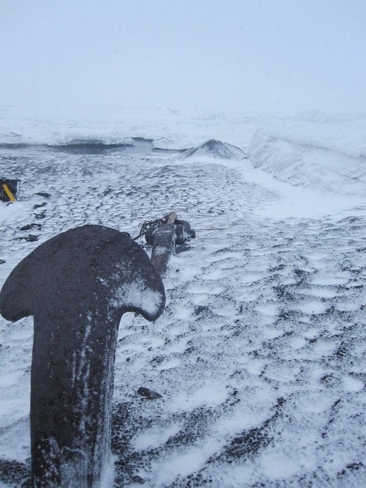 2010-11 SY 'Aurora' anchor embedded at Cape Evans (001)
