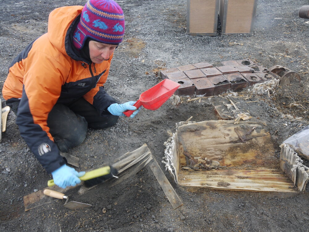 2010-11 Diana Komejan excavating deposits at Cape Royds