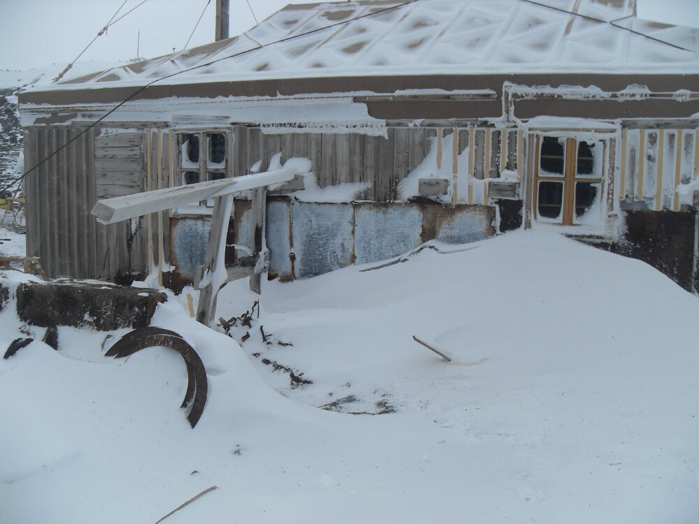 2010-11 Snow build-up on the North wall of Shackleton's 'Nimrod' hut