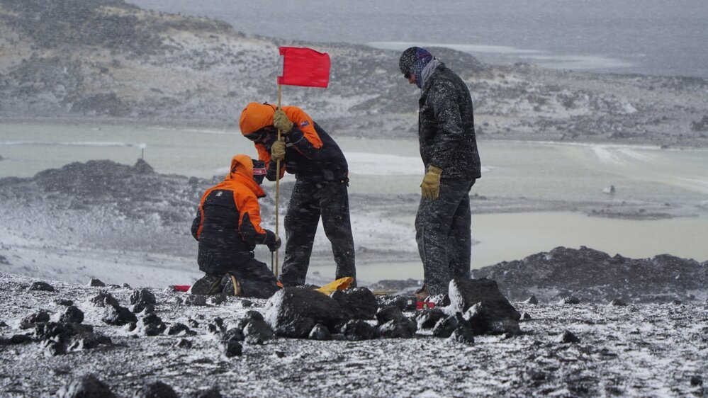 2022-23 AHT team erecting flags, Cape Royds