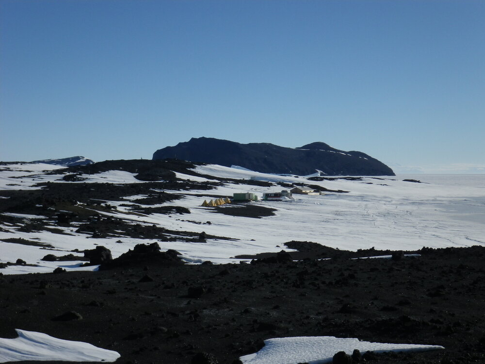 Hut and camp at Cape Evans (002)