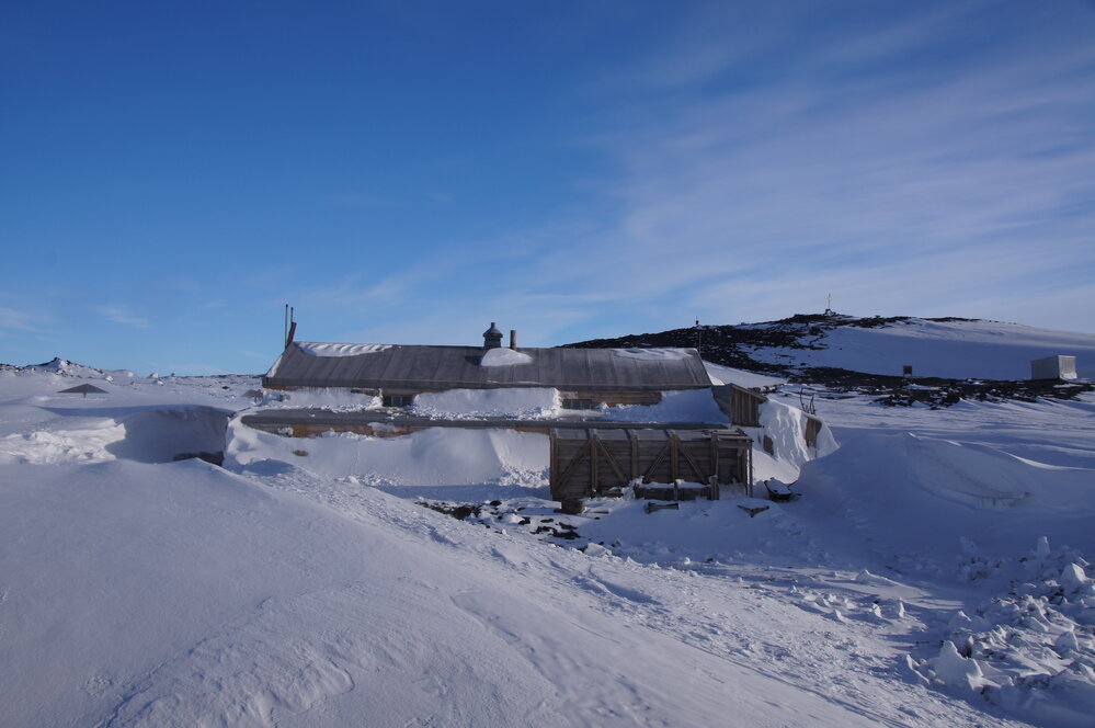 Snow build-up on Scott's 'Terra Nova' hut (002)