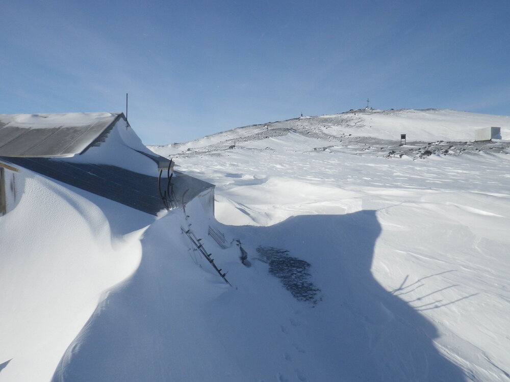 Snow build-up on Scott's 'Terra Nova' hut (005)