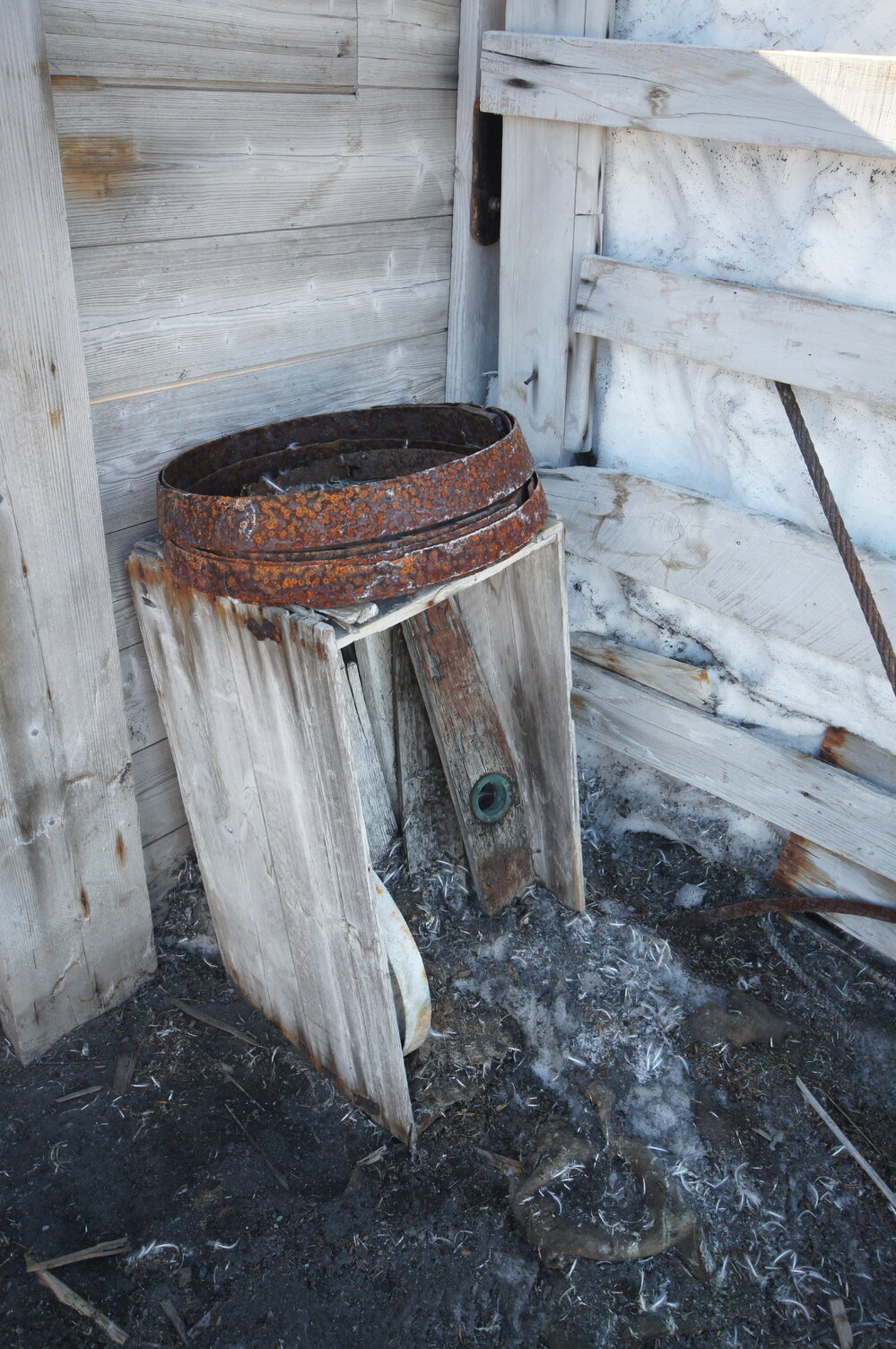 Artefacts outside Shackleton's 'Nimrod' hut 