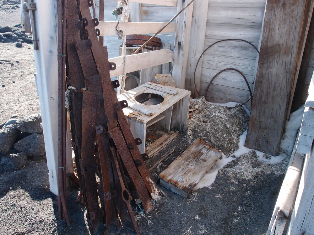 Latrine area outside Shackleton's 'Nimrod' hut (001)