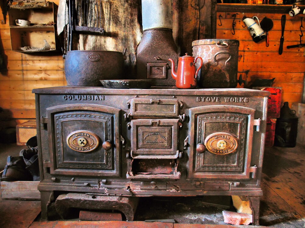 Mrs Sam stove in Shackleton's 'Nimrod' hut (001)