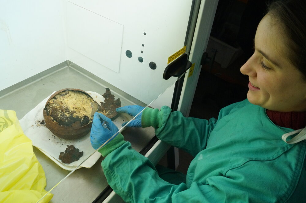Conservator Marie-Amande Coignard at work (005)
