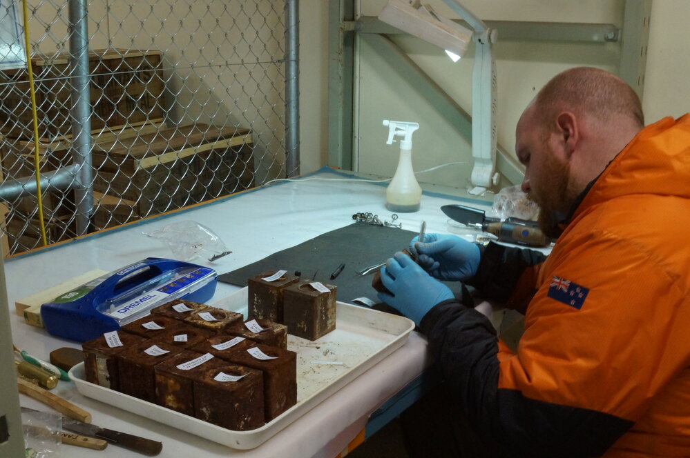 Conservator Stefan Strittmatter at work (001)