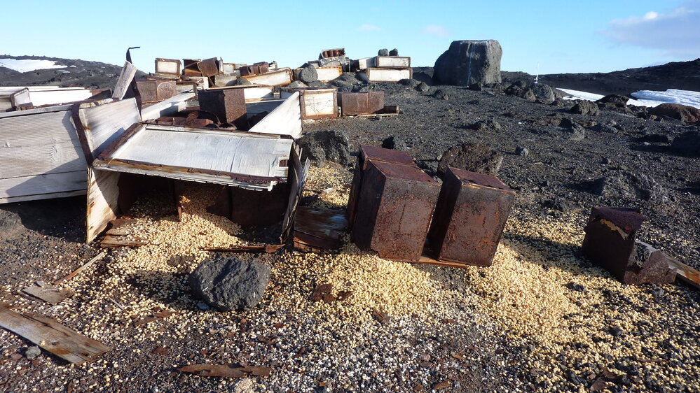 2010-11 Supply deposit at Cape Evans (002)