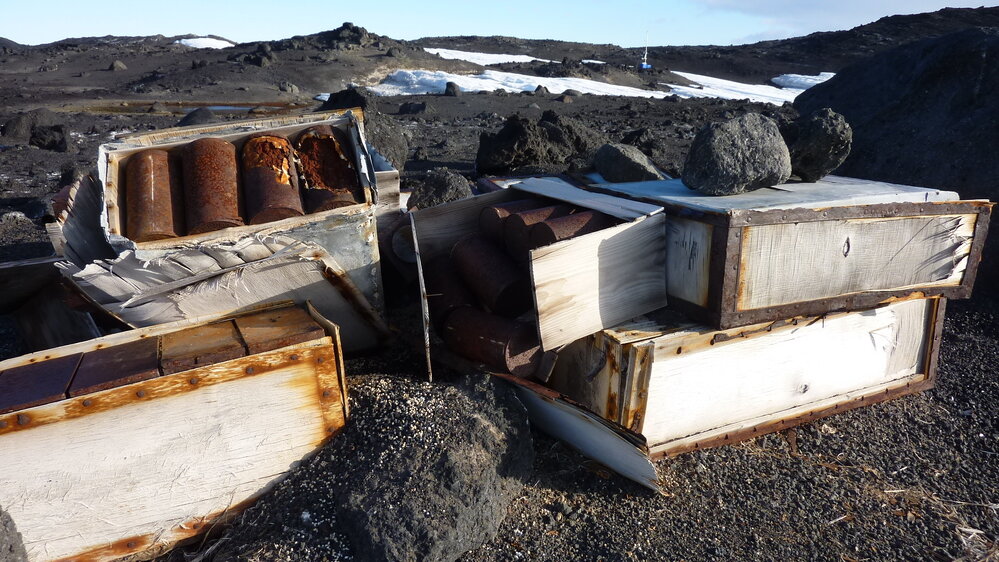2010-11 Supply deposit at Cape Evans (003)
