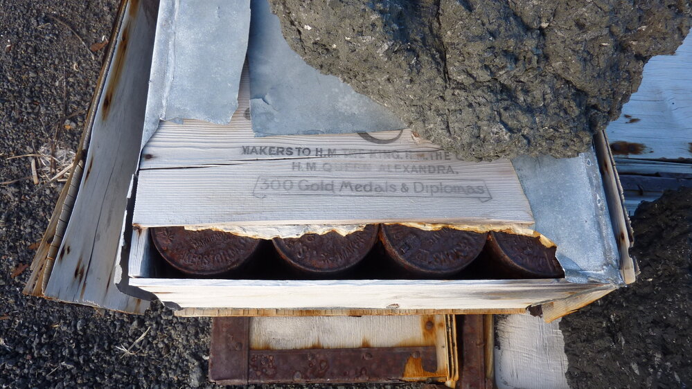 2010-11 Supply deposit at Cape Evans (004)