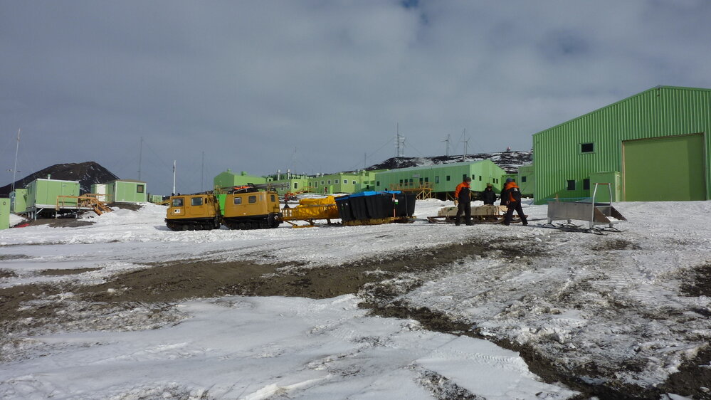 2010-11 Loading H&auml;gglunds at Scott Base before travel