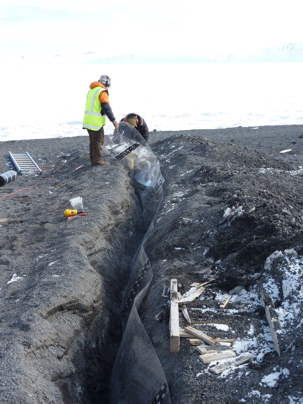 2010-11 Al Fastier and Jamie Clarke installing dam, Cape Evans