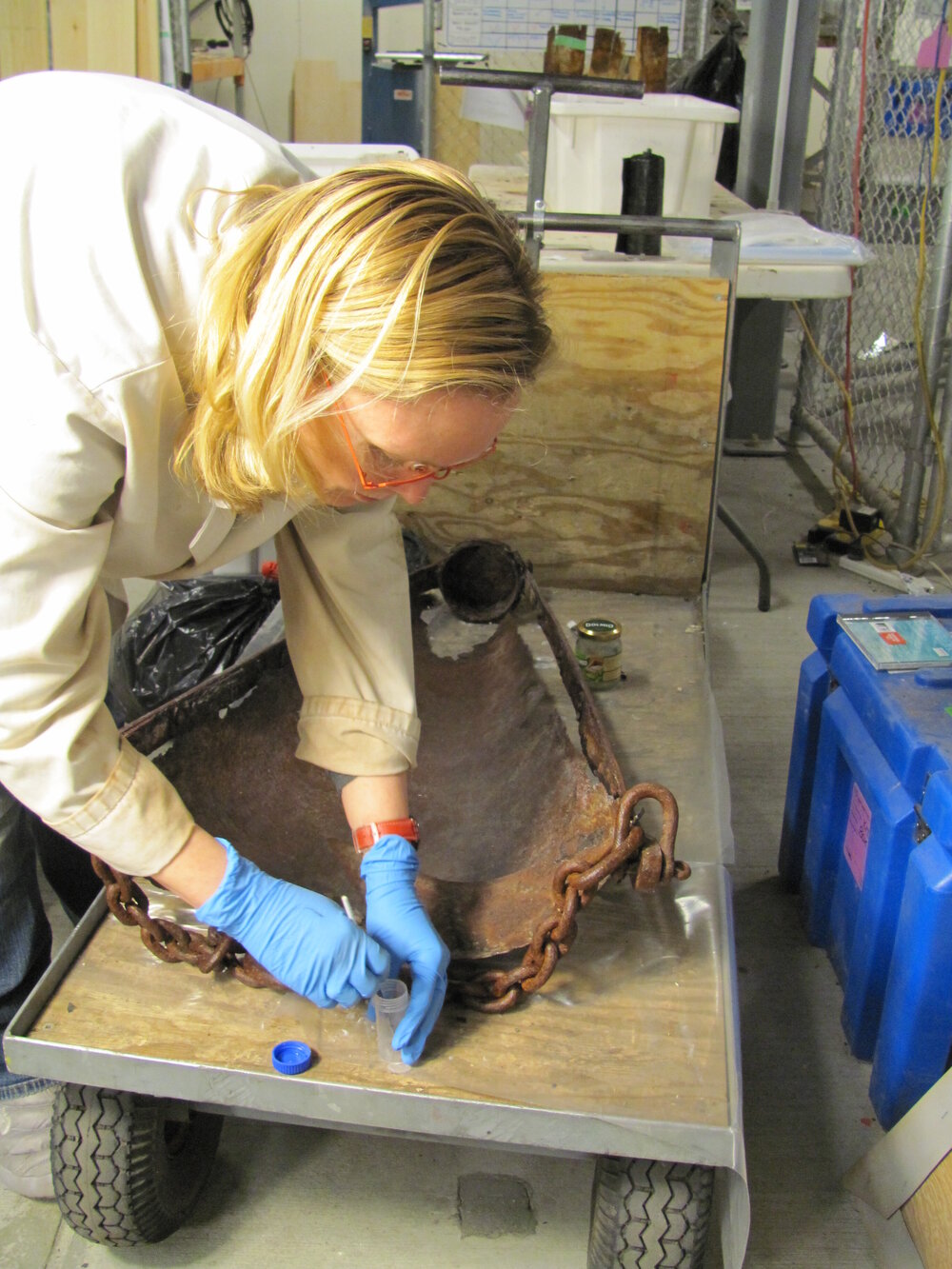 AHT Conservator Julie Unruh coating dredge (001)